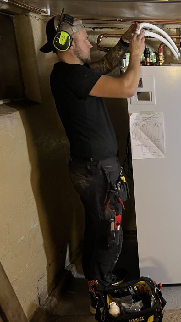 Personal installerar värmepump